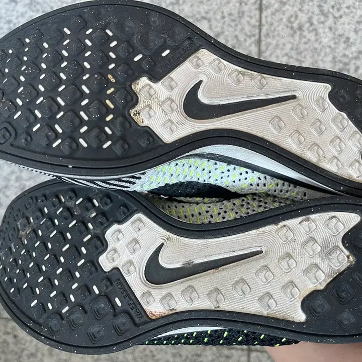 [BUNJANG] Nike Flyknit Racer Black/White Sneakers / 나이키 플라이니트 레이서 블랙/화이트