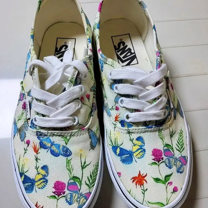 [BUNJANG] Vans Authentic Flower Butterfly Ivory Sneakers Shoes (235mm) / 235mm 반스 vans 어센틱 꽃 나비 아이보리 스니커즈 신발