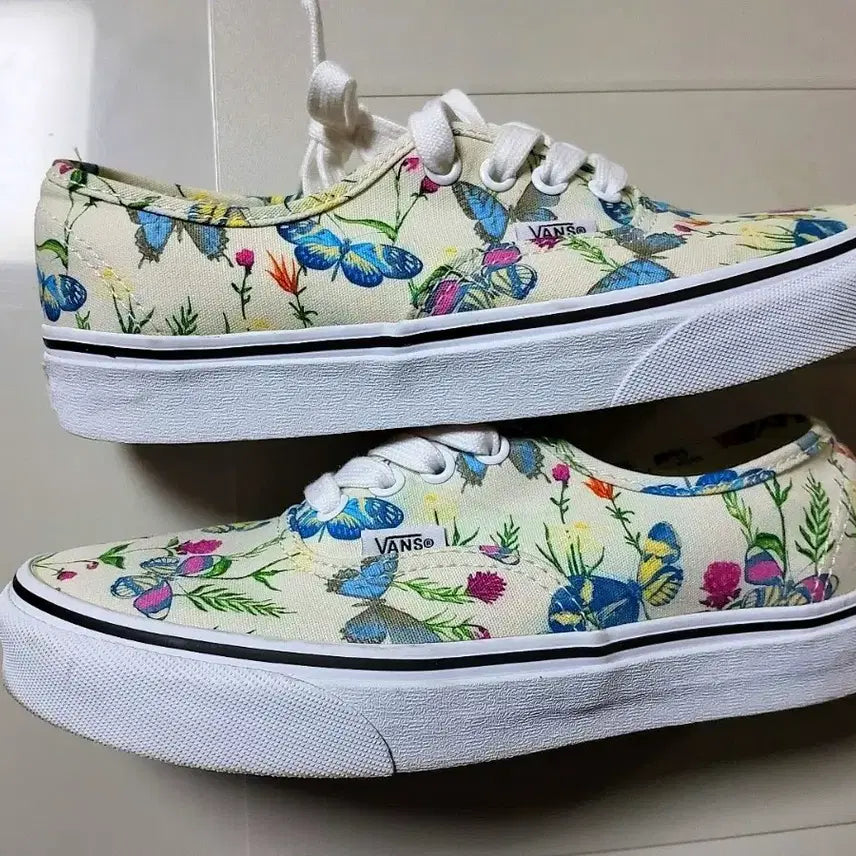 [BUNJANG] Vans Authentic Flower Butterfly Ivory Sneakers Shoes (235mm) / 235mm 반스 vans 어센틱 꽃 나비 아이보리 스니커즈 신발