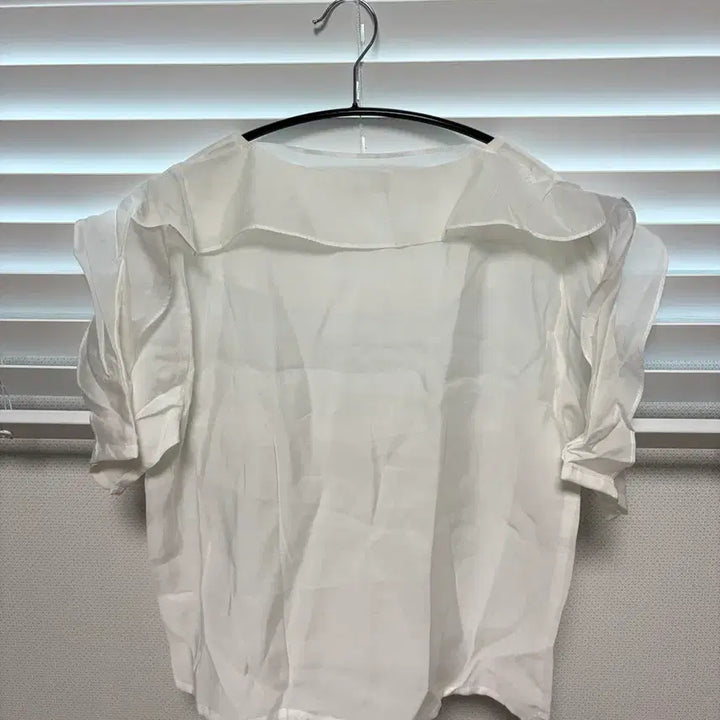 [BUNJANG] White Ruffle Blouse / 화이트 러플 반팔 블라우스