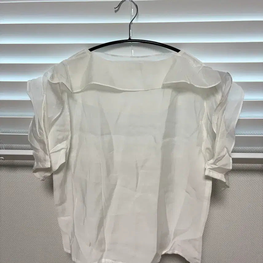 [BUNJANG] White Ruffle Blouse / 화이트 러플 반팔 블라우스