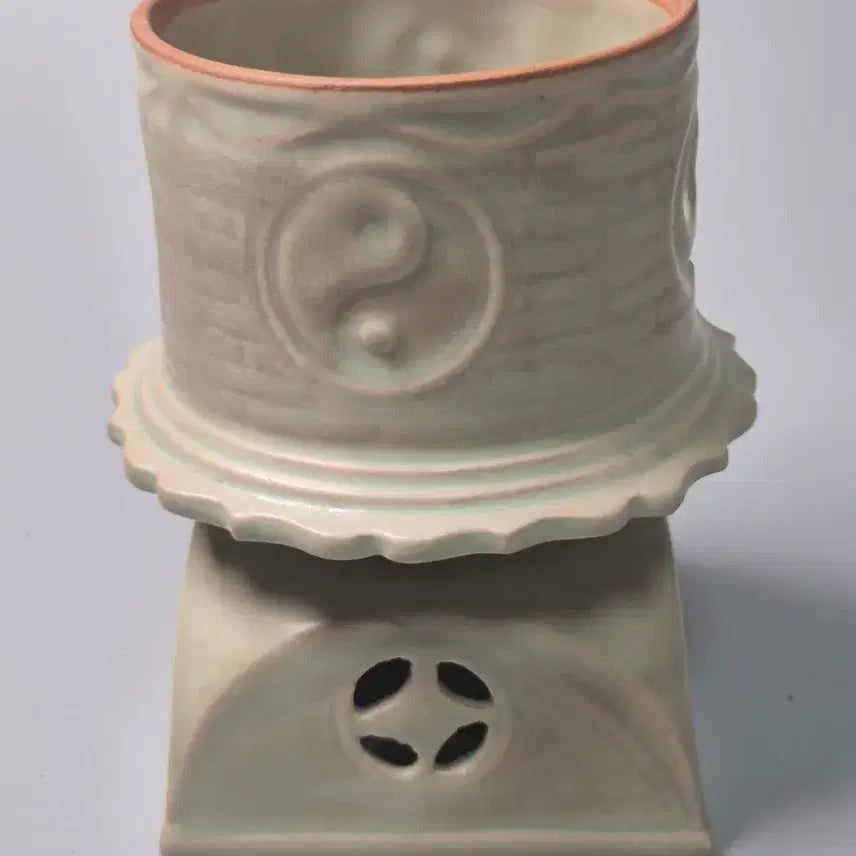 [BUNJANG] Song Dynasty Celadon Engraved Eight Trigrams Incense Burner Antique / 송 여요 천청유 고정식 음각 팔괘문 향로