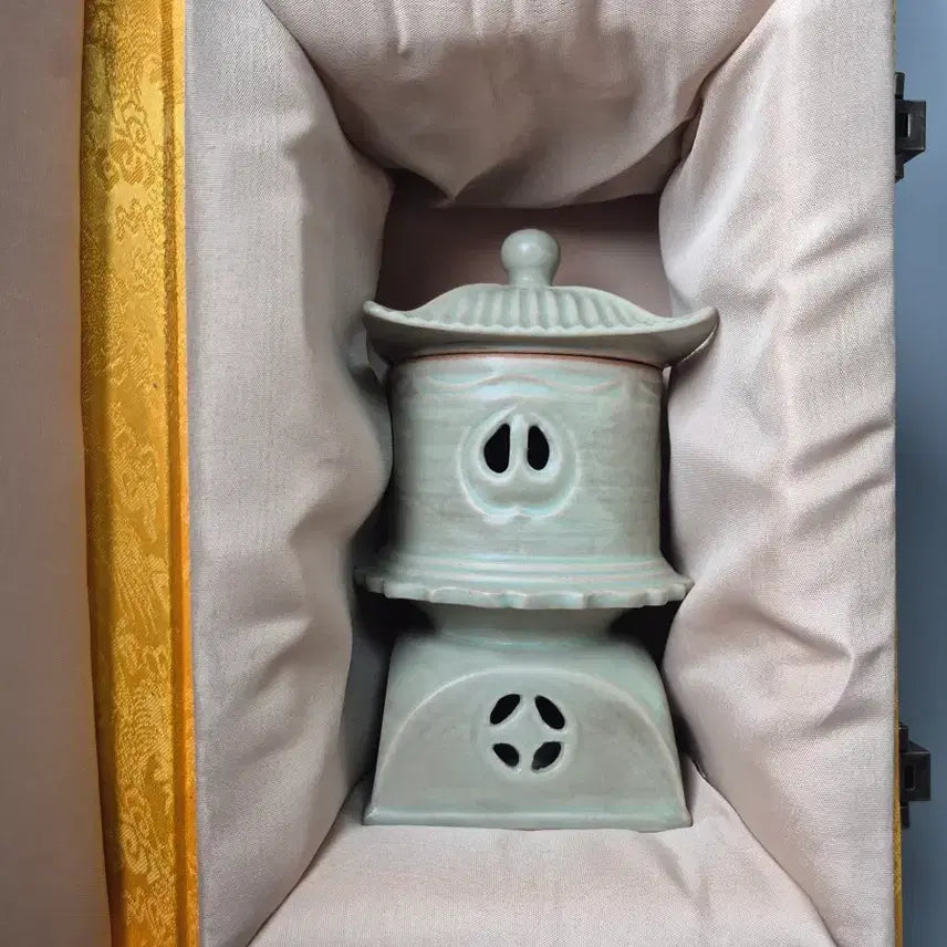 [BUNJANG] Song Dynasty Celadon Engraved Eight Trigrams Incense Burner Antique / 송 여요 천청유 고정식 음각 팔괘문 향로