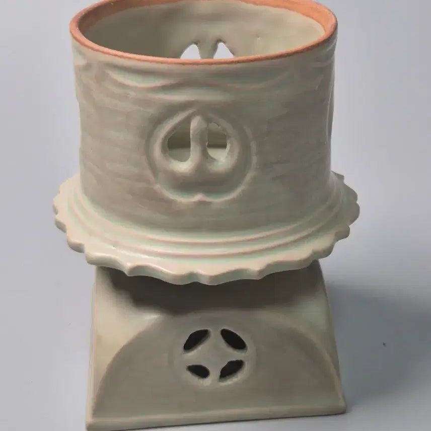 [BUNJANG] Song Dynasty Celadon Engraved Eight Trigrams Incense Burner Antique / 송 여요 천청유 고정식 음각 팔괘문 향로