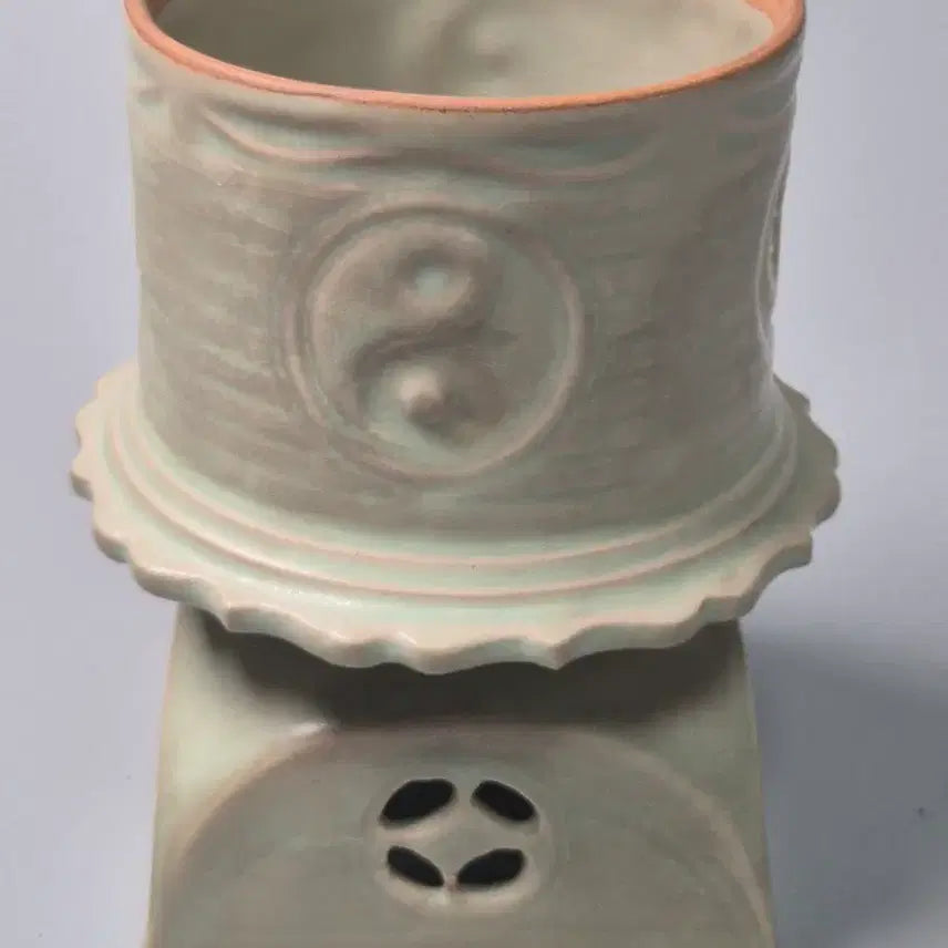 [BUNJANG] Song Dynasty Celadon Engraved Eight Trigrams Incense Burner Antique / 송 여요 천청유 고정식 음각 팔괘문 향로