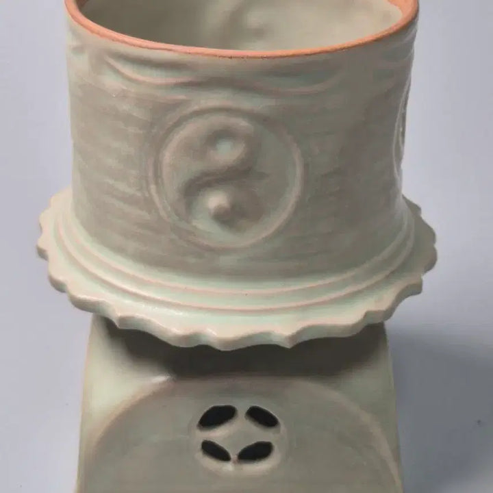 [BUNJANG] Song Dynasty Celadon Engraved Eight Trigrams Incense Burner Antique / 송 여요 천청유 고정식 음각 팔괘문 향로