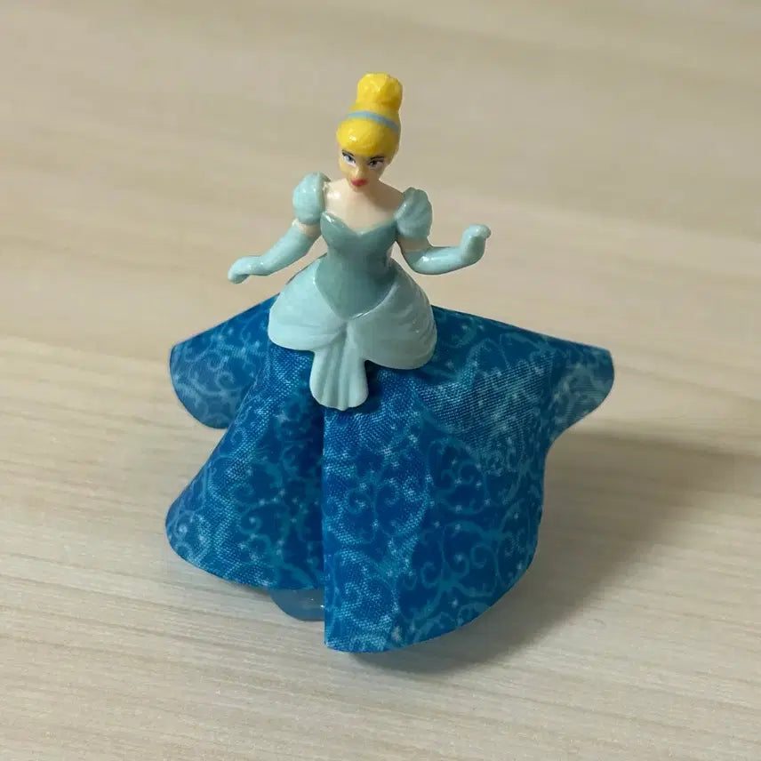 [BUNJANG] Kinder Joy Disney Cinderella Figure / 킨더조이 디즈니 신데렐라 피규어
