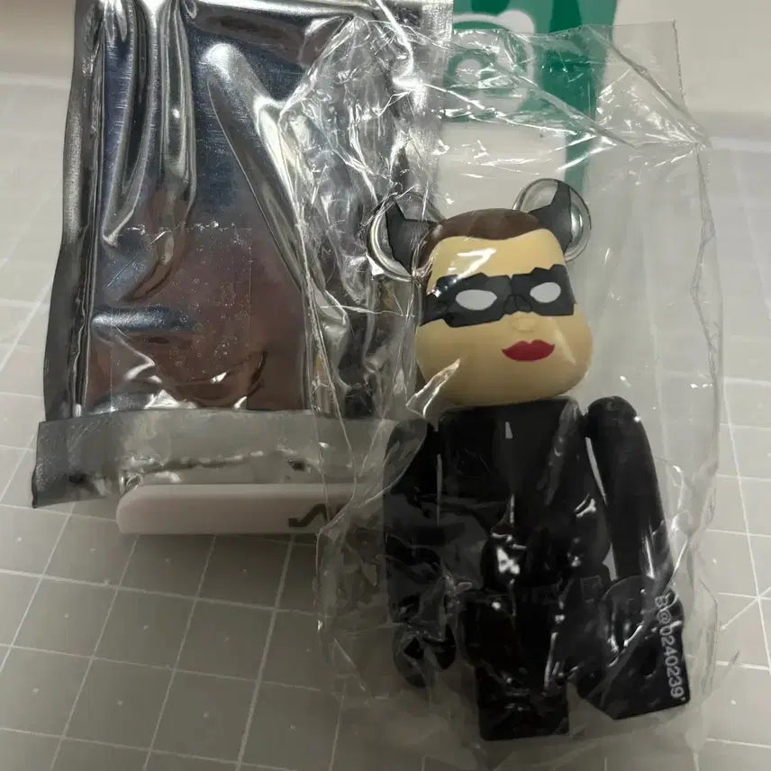 [BUNJANG] Bearbrick Catwoman 24th Series Figure / 베어브릭 100% - 24탄 캣우먼