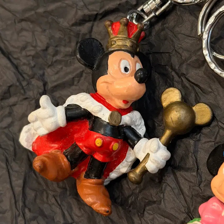 [BUNJANG] Disney Mickey Mouse King Figure Keychain / 디즈니 미키마우스 킹 키링 미키 왕 피규어 빈티지 소품 열쇠고리 왕관