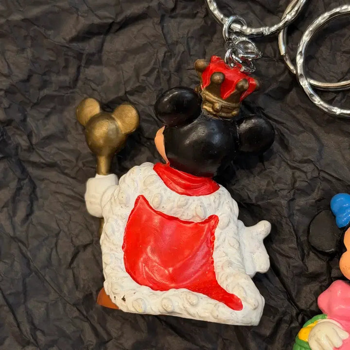 [BUNJANG] Disney Mickey Mouse King Figure Keychain / 디즈니 미키마우스 킹 키링 미키 왕 피규어 빈티지 소품 열쇠고리 왕관