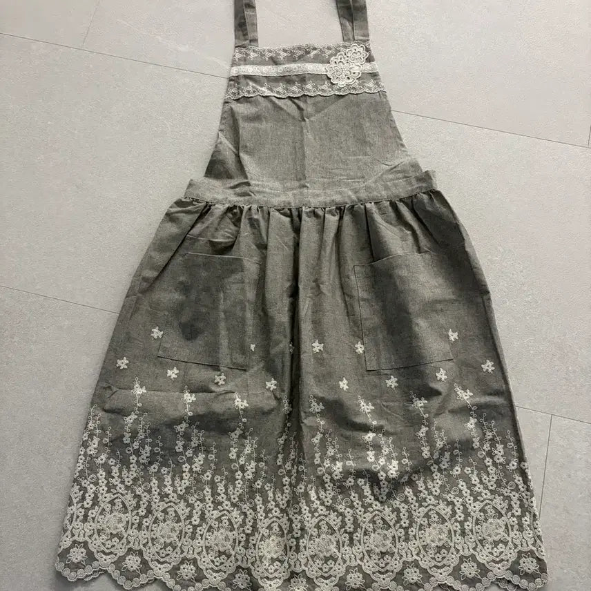[BUNJANG] Handmade Gray Lace Apron / 핸드메이드 자수 레이스 에이프런 그레이 앞치마