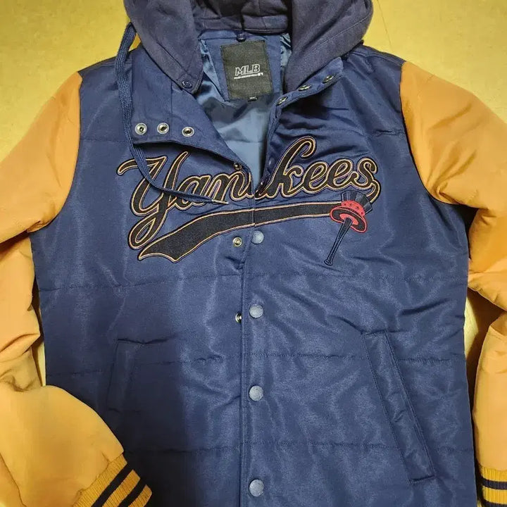 [BUNJANG] MLB New York Yankees Hooded Padded Baseball Jacket (Size 100) / MLB 뉴욕 양키스 후드 패딩 야구점퍼 100