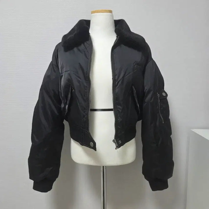 [BUNJANG] Guess Black Crop Padded Jumper with Fur Collar / 게스 블랙 크롭 퍼 카라 패딩점퍼