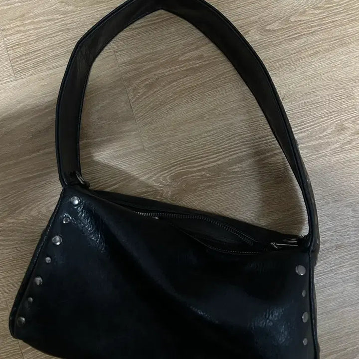 [BUNJANG] Black Studded Leather Shoulder Bag / 블랙 스터드 레더 숄더백