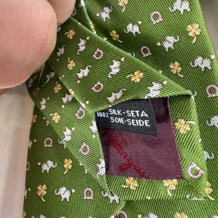 [BUNJANG] Ferragamo Silk Tie Elephant & Clover Pattern / 페라가모 코끼리&클로버 실크 넥타이 (상태최상) -새상품
