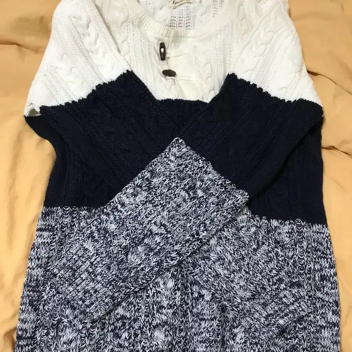 [BUNJANG] Navy Tricolor Tteokbokki Button Knit Top / 네이비 떡볶이 니트