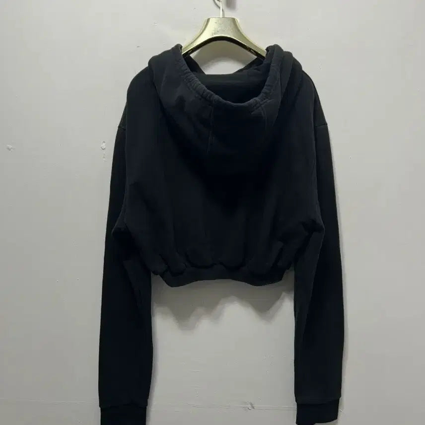 [BUNJANG] Guess Black Triangle Logo Crop Hoodie M / 게스 블랙 삼각 로고 크롭 후드티 M