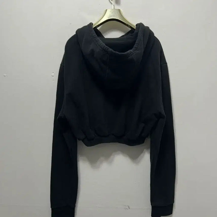 [BUNJANG] Guess Black Triangle Logo Crop Hoodie M / 게스 블랙 삼각 로고 크롭 후드티 M