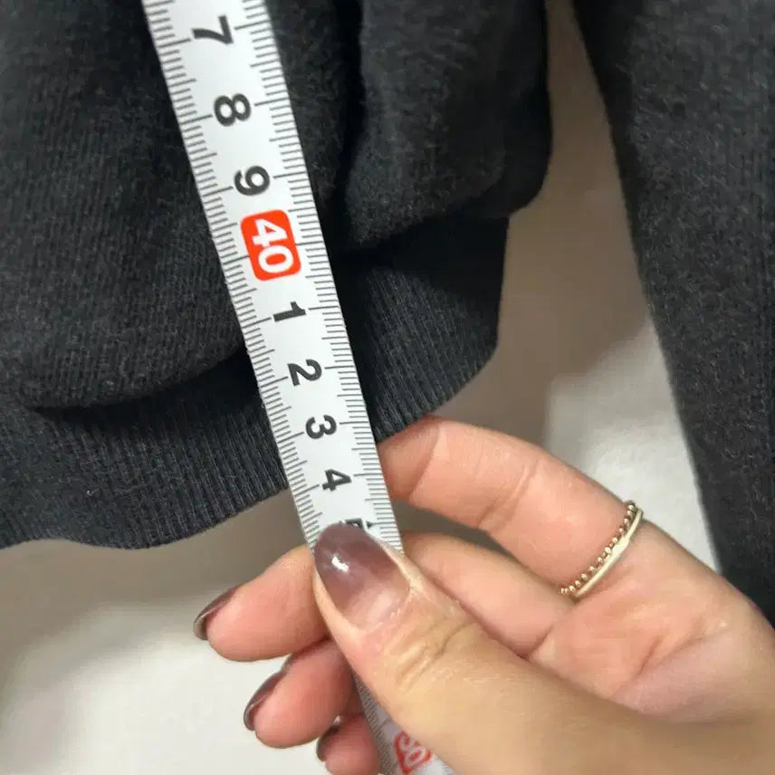 [BUNJANG] Guess Black Triangle Logo Crop Hoodie M / 게스 블랙 삼각 로고 크롭 후드티 M