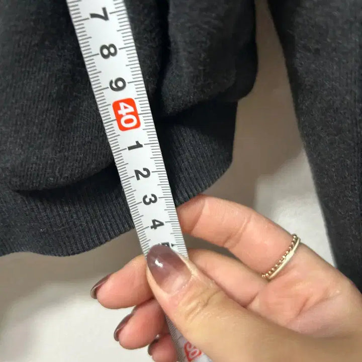 [BUNJANG] Guess Black Triangle Logo Crop Hoodie M / 게스 블랙 삼각 로고 크롭 후드티 M
