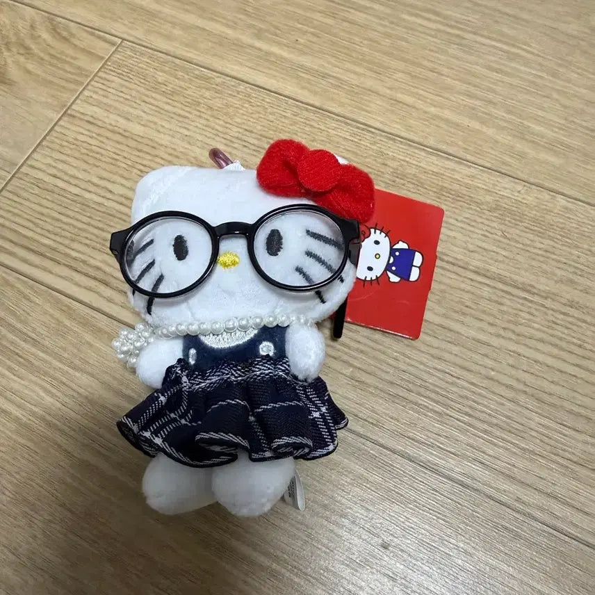 [BUNJANG] Sanrio Hello Kitty Checked Dress Doll / 산리오 헬로키티 안경 체크드레스 인형