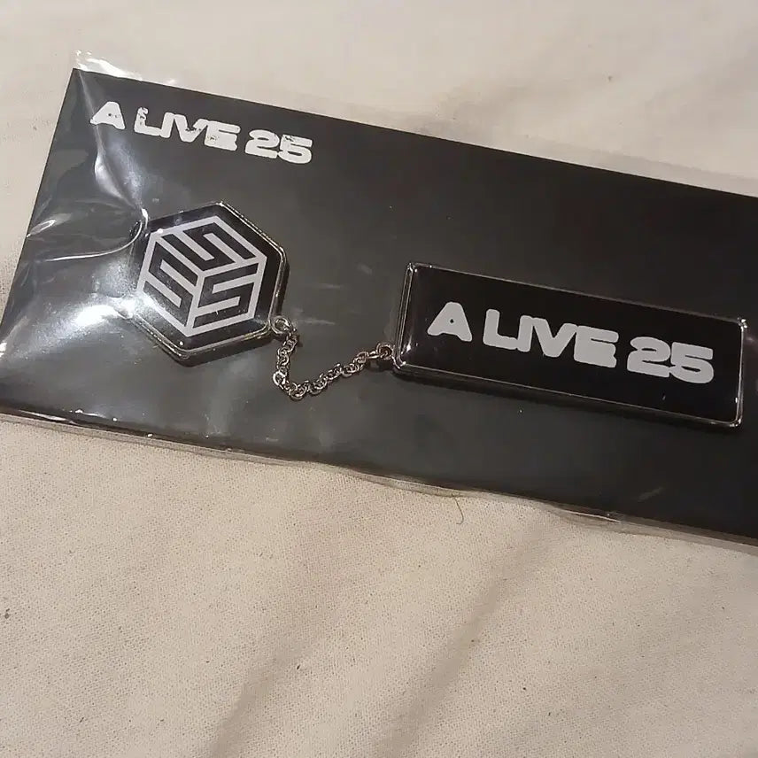 [BUNJANG] tripleS A live 25 Chain Badge / tripleS 트리플에스 A live 25 체인 뱃지
