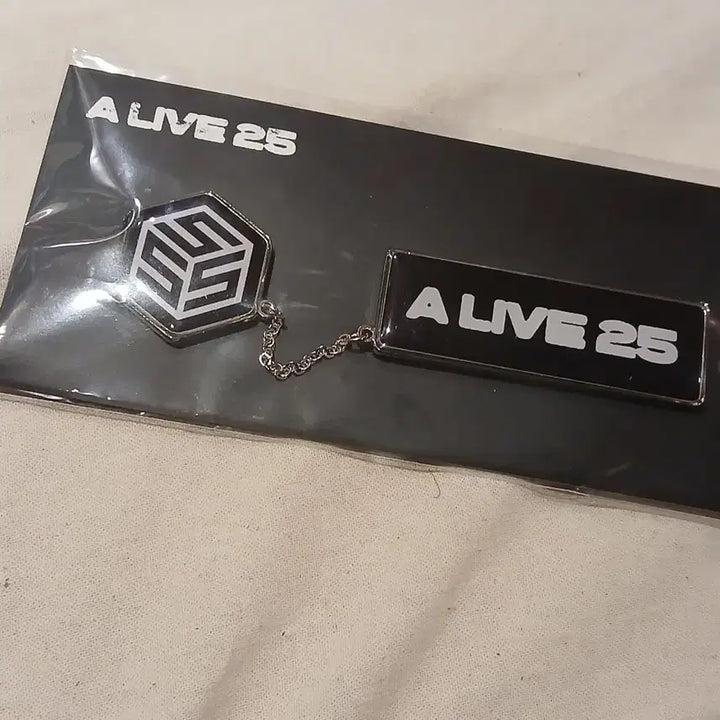 [BUNJANG] tripleS A live 25 Chain Badge / tripleS 트리플에스 A live 25 체인 뱃지