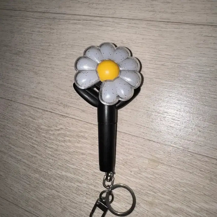 [BUNJANG] G-Dragon Daisy Keyring / 지디 데이지 키링