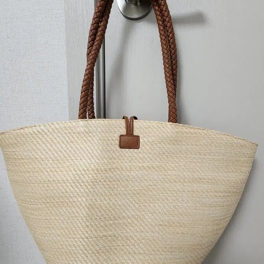 [BUNJANG] Pom-Pom Woven Rattan Bag / 사진 아주  잘 나오는 폼폼이 왕골라탄백 (아주 깨끗해요~/반값)