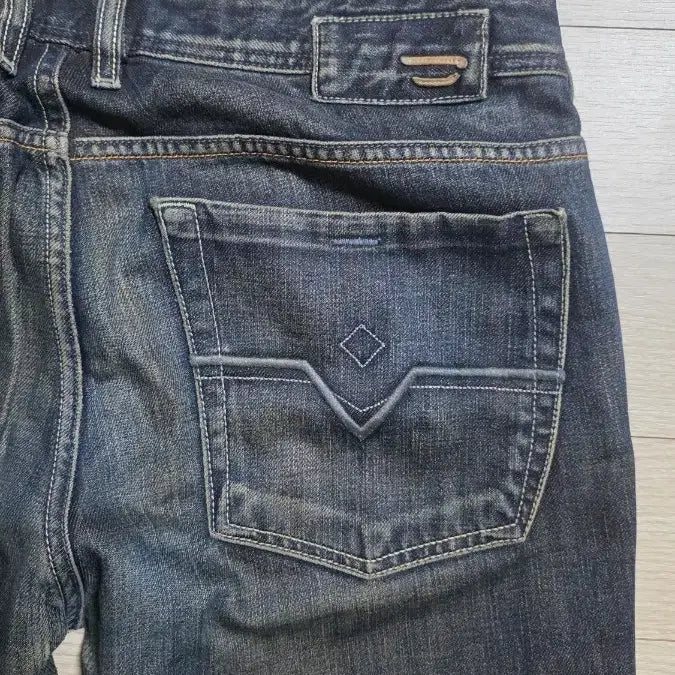 [SOLD OUT] 디젤 자탄 764 33x32 슬림부츠컷 중청 빈티지워싱