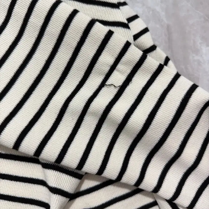 [BUNJANG] Striped Scarf-Integrated Long Sleeve Top / 스카프 일체형 스트라이프 긴팔 티