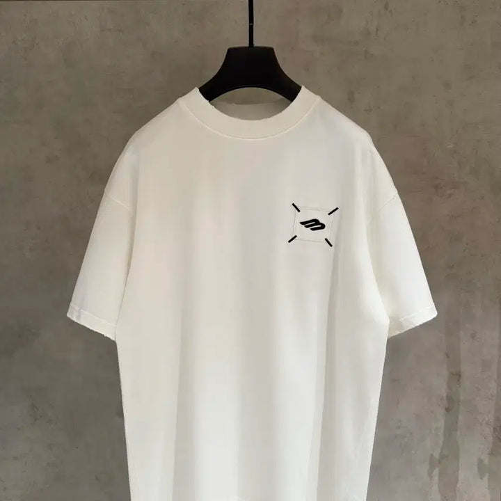 [BUNJANG] Balenciaga Small Logo Basic T-shirt Red Logo / L 발렌시아가 스몰로고 기본티셔츠 반팔티셔츠 여름 남성 레드로고