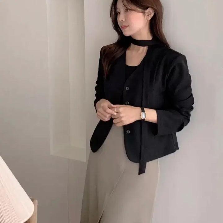 [BUNJANG] Black V-Neck Crop Blazer Jacket / 블랙 검은색 노카라 자켓 브이넥 크롭 블레이저 머플러 타이 모던룩 빈티지
