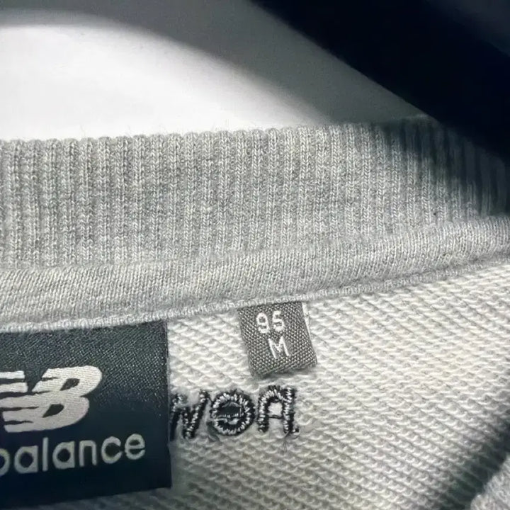 [BUNJANG] New Balance Small Logo Sweatshirt (Size M) / 사이즈 M) 뉴발란스 스몰로고 맨투맨