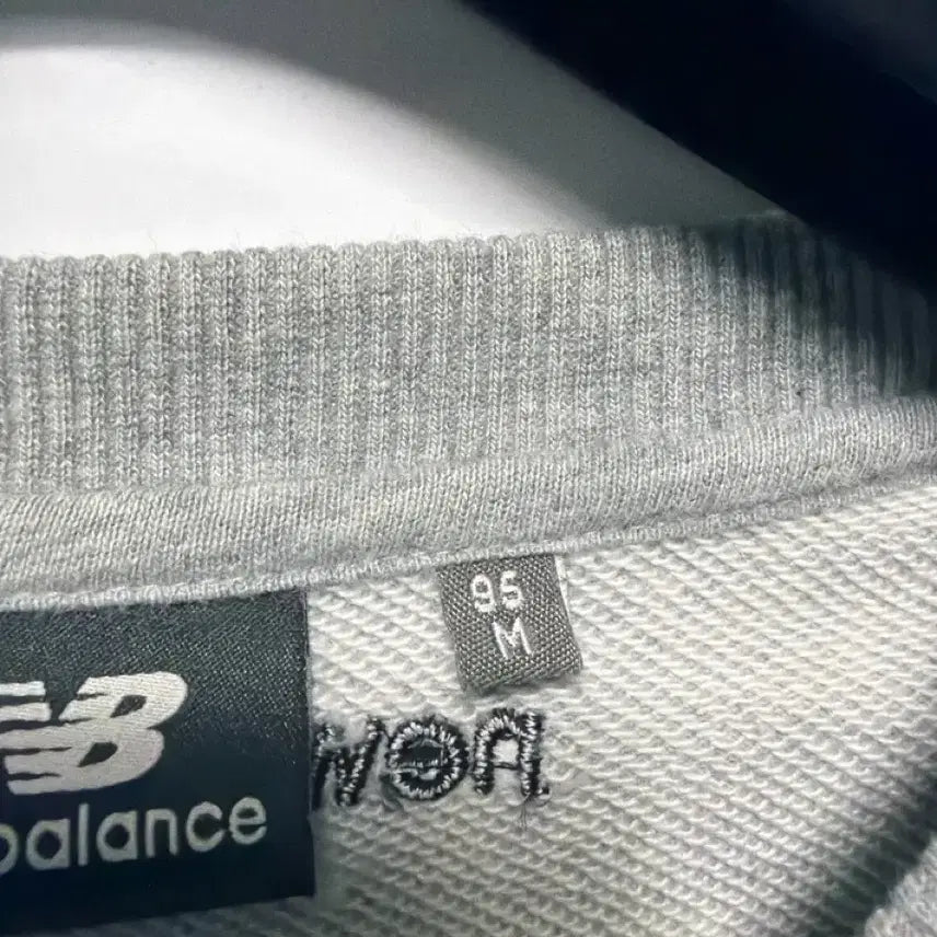 [BUNJANG] New Balance Small Logo Sweatshirt (Size M) / 사이즈 M) 뉴발란스 스몰로고 맨투맨