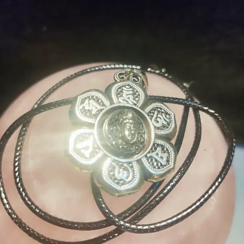 [BUNJANG] Tibetan Avalokiteshvara Flower Pendant Necklace / 티베트 관세음보살 플라워 펜던트 목걸이/고리