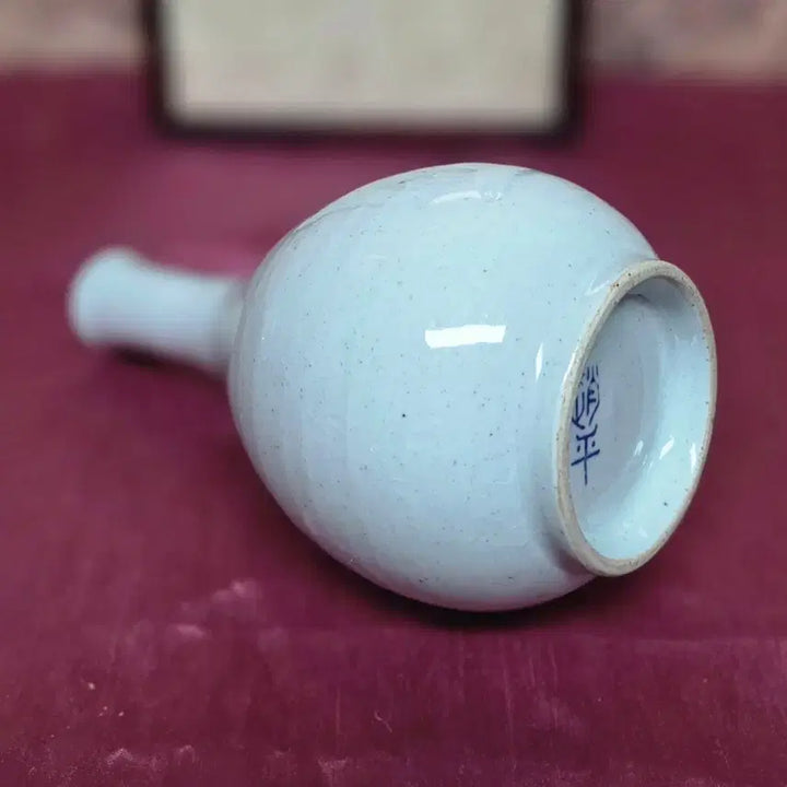 [BUNJANG] Celadon Porcelain Tall-Necked Wine Bottle (1st Generation Master Jo Han-kyung) / *순백자 목긴 주병(1세대명장 조평:조한경)