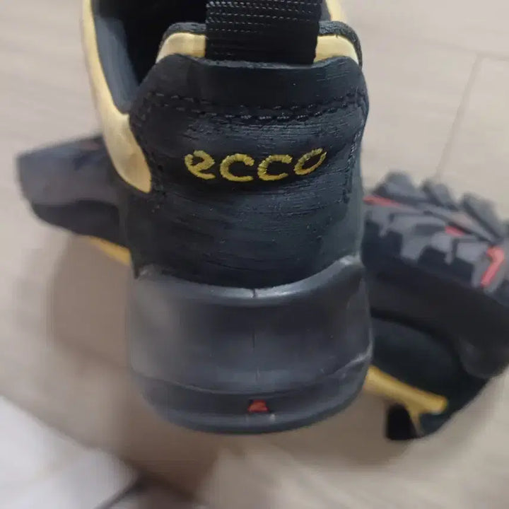 [BUNJANG] Ecco Yellow Sneakers (Size 42) / Ecco 에코 옐로우 스니커즈42