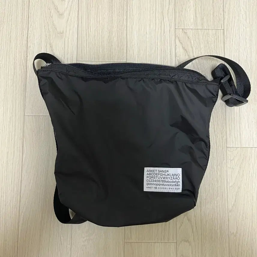 [BUNJANG] Arket Seoul Pop-up Messenger Bag / 아르켓 메신저백 서울 팝업