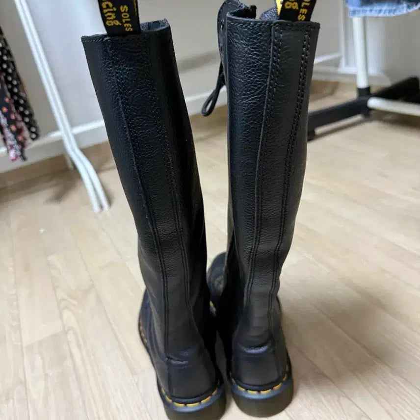 [BUNJANG] Dr. Martens Virginia 20 Hole Boots / 닥터마틴 버지니아 20홀 블랙 230