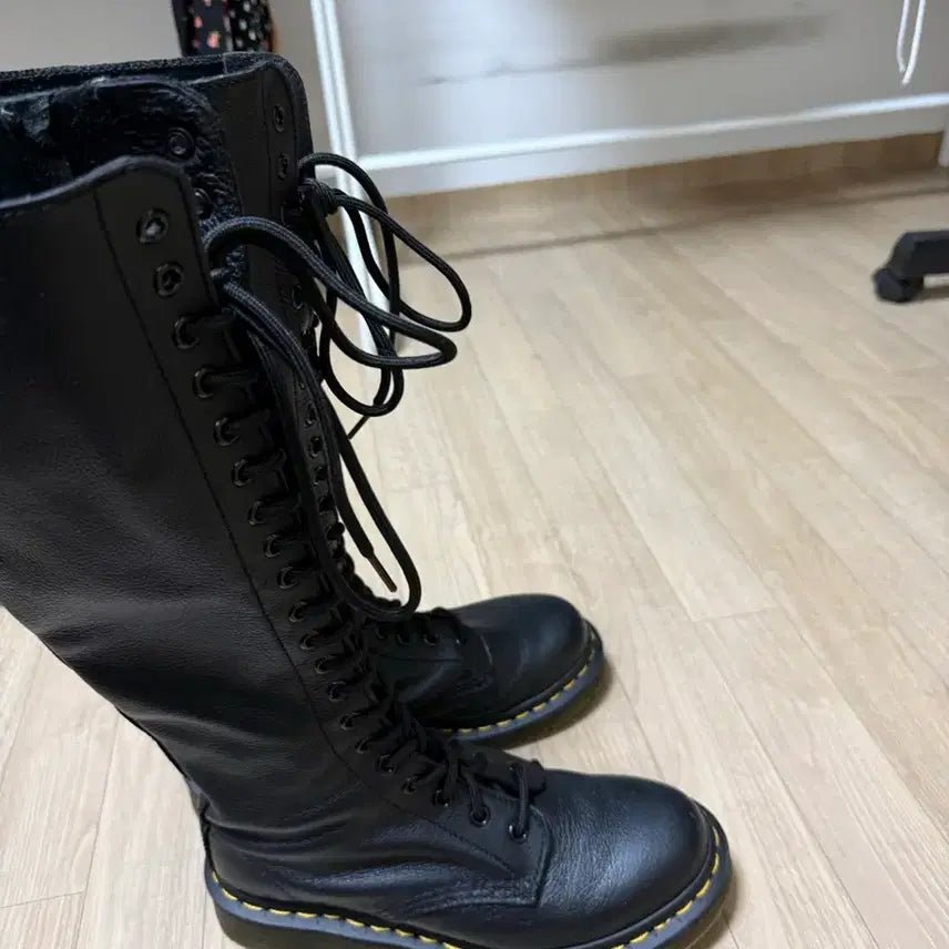 [BUNJANG] Dr. Martens Virginia 20 Hole Boots / 닥터마틴 버지니아 20홀 블랙 230