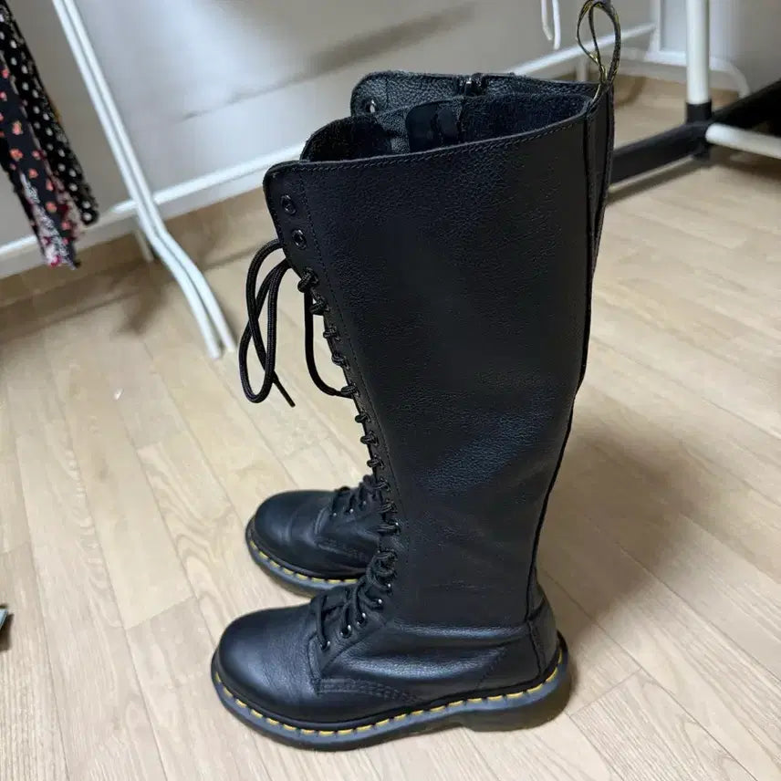 [BUNJANG] Dr. Martens Virginia 20 Hole Boots / 닥터마틴 버지니아 20홀 블랙 230