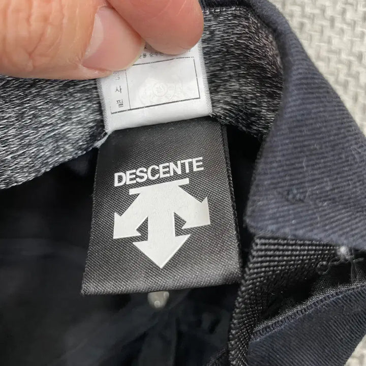 [BUNJANG] Descente Black Logo Ball Cap / [모자] 데상트 블랙 로고 볼캡