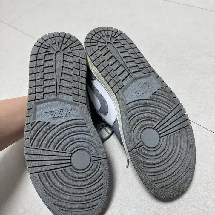 [BUNJANG] Nike Air Jordan 1 Low Stealth and White (Size 255) / 조던1 로우 스텔스 앤 화이트