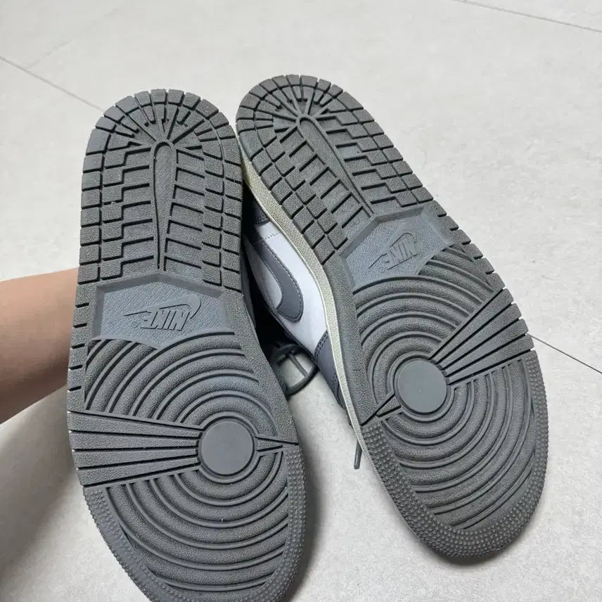 [BUNJANG] Nike Air Jordan 1 Low Stealth and White (Size 255) / 조던1 로우 스텔스 앤 화이트
