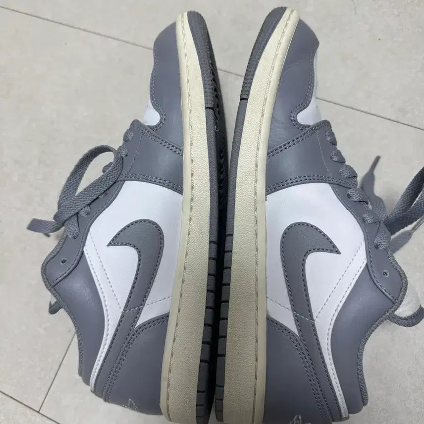[BUNJANG] Nike Air Jordan 1 Low Stealth and White (Size 255) / 조던1 로우 스텔스 앤 화이트