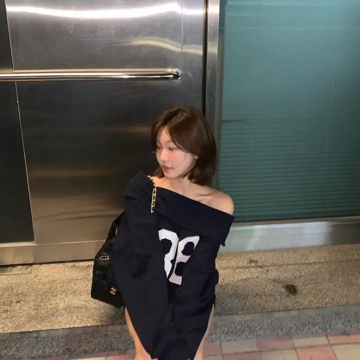 [BUNJANG] Sober Shop Navy Off MTM Off Shoulder Sweatshirt / 소버샵 Navy Off Mtm 네이비 넘버링 오프숄더 오프 맨투맨 88