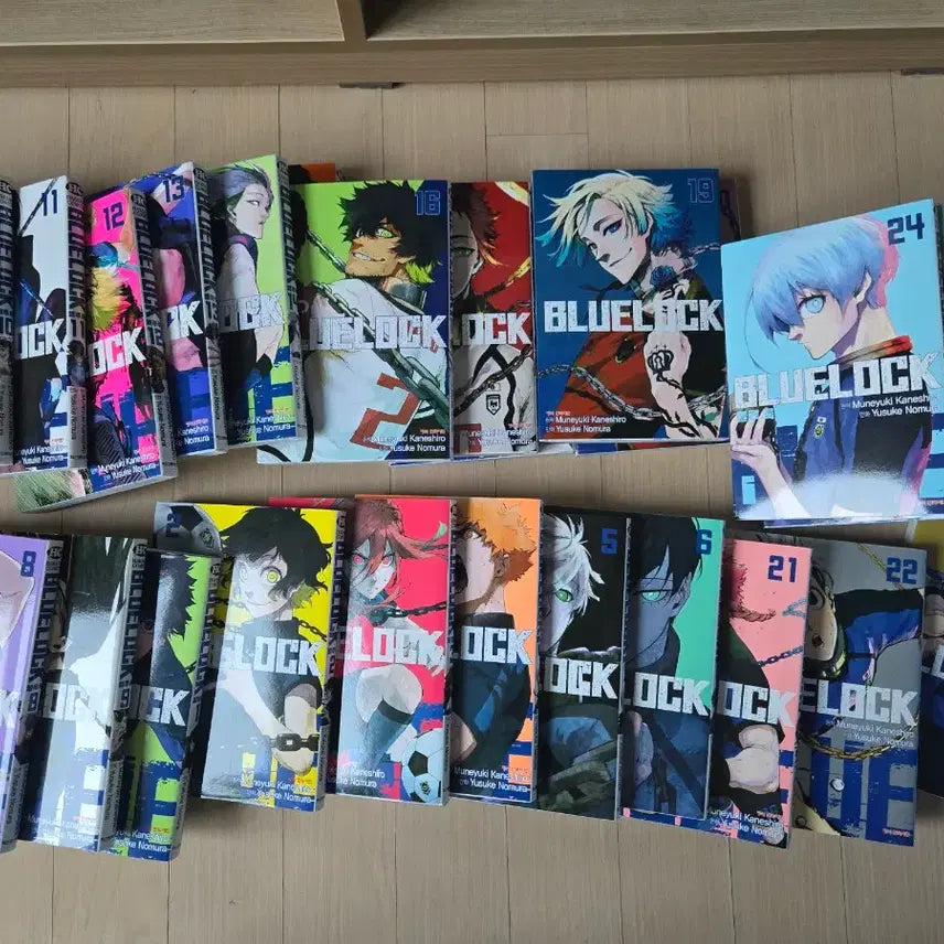 [BUNJANG] Blue Lock Volumes 1-32 & Character Book Bundle Set / 블루록1~32권,캐릭터북1권 총33권 새책