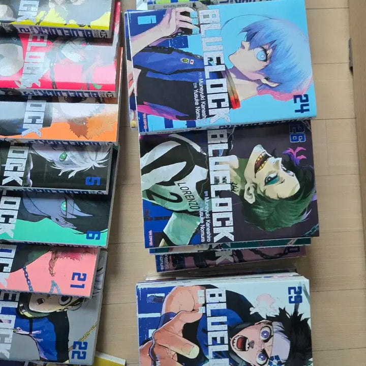 [BUNJANG] Blue Lock Volumes 1-32 & Character Book Bundle Set / 블루록1~32권,캐릭터북1권 총33권 새책