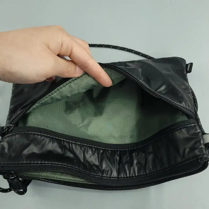 [BUNJANG] Lacoste Reflective Strap Sacoche Bag / 라코스테 블랙 반광 리플렉티브 스트랩 크록패치 사코슈백 숄더백 토트백 가